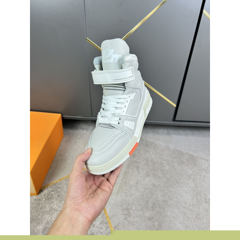 l**is V*t*n sneakers